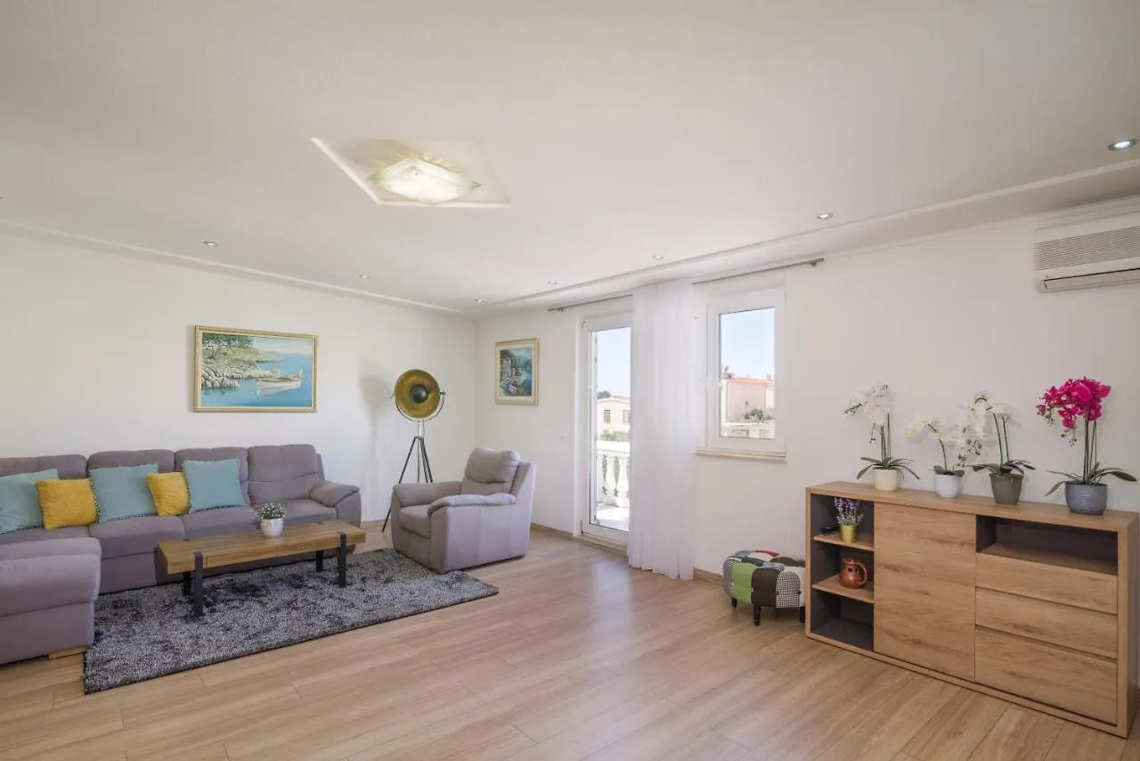 Apartments Villa Sanda - With Pool 特罗吉尔