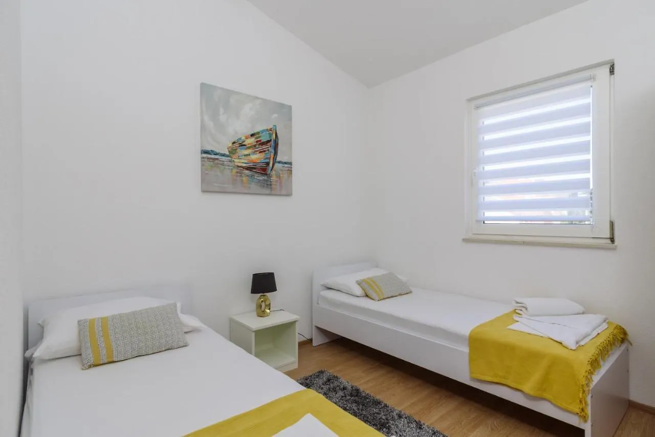 Apartments Villa Sanda - With Pool 特罗吉尔 克罗地亚