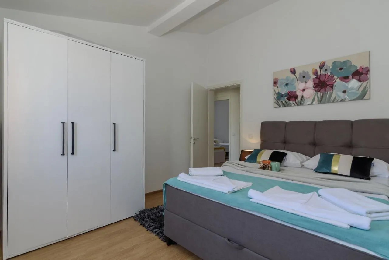 Apartments Villa Sanda - With Pool 特罗吉尔