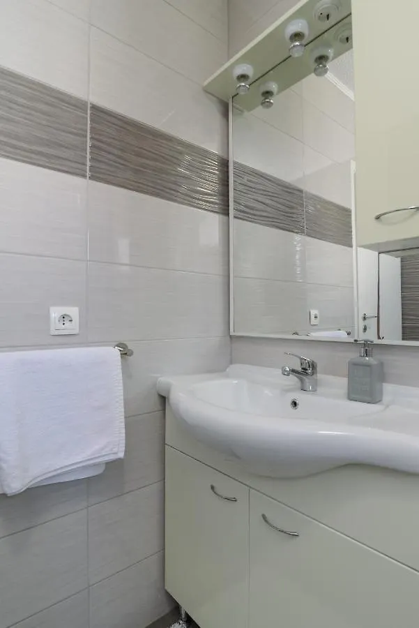 Apartments Villa Sanda - With Pool 特罗吉尔