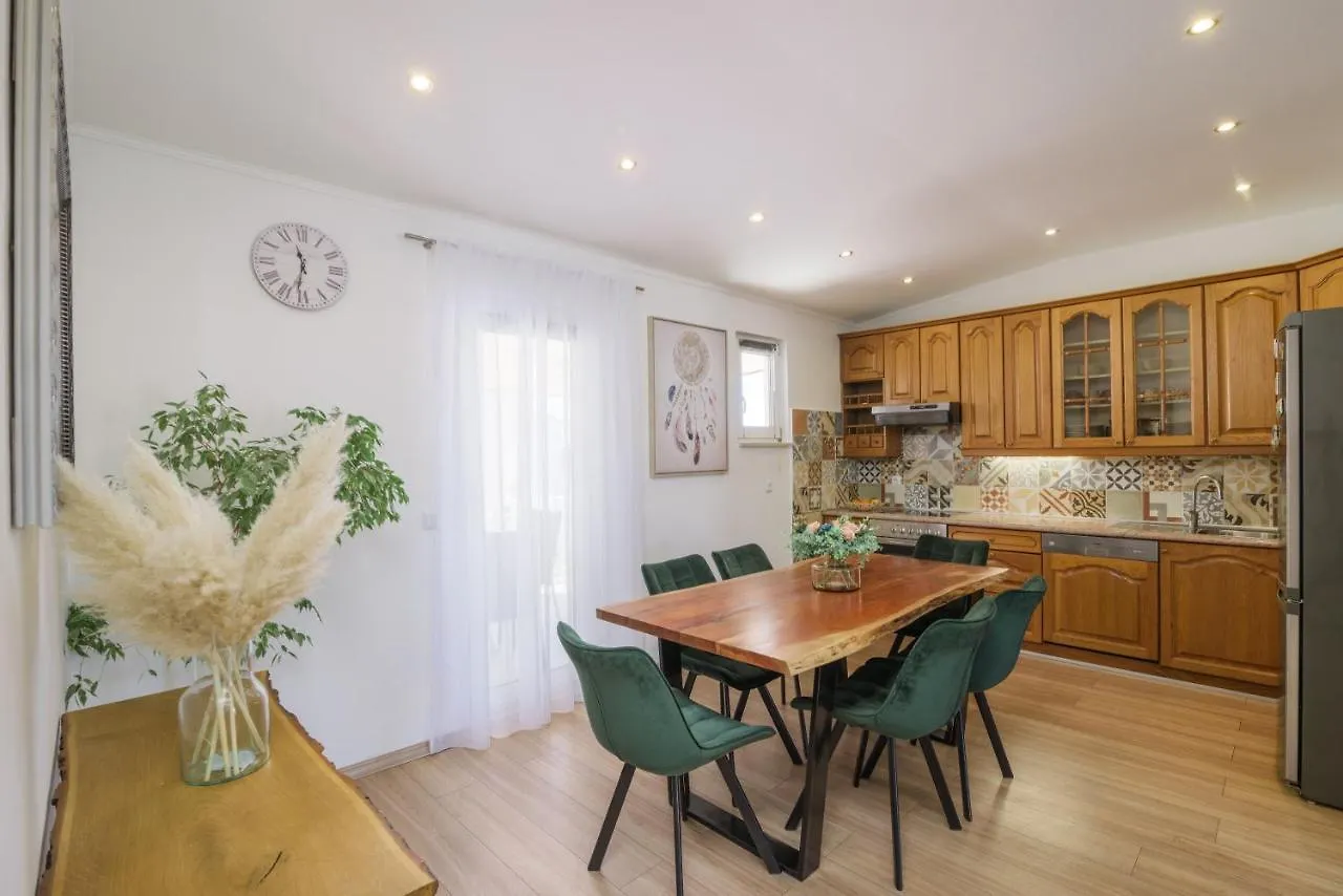 Apartments Villa Sanda - With Pool 特罗吉尔