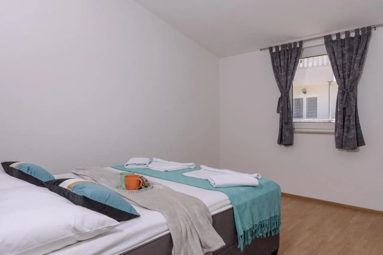 Apartments Villa Sanda - With Pool 特罗吉尔