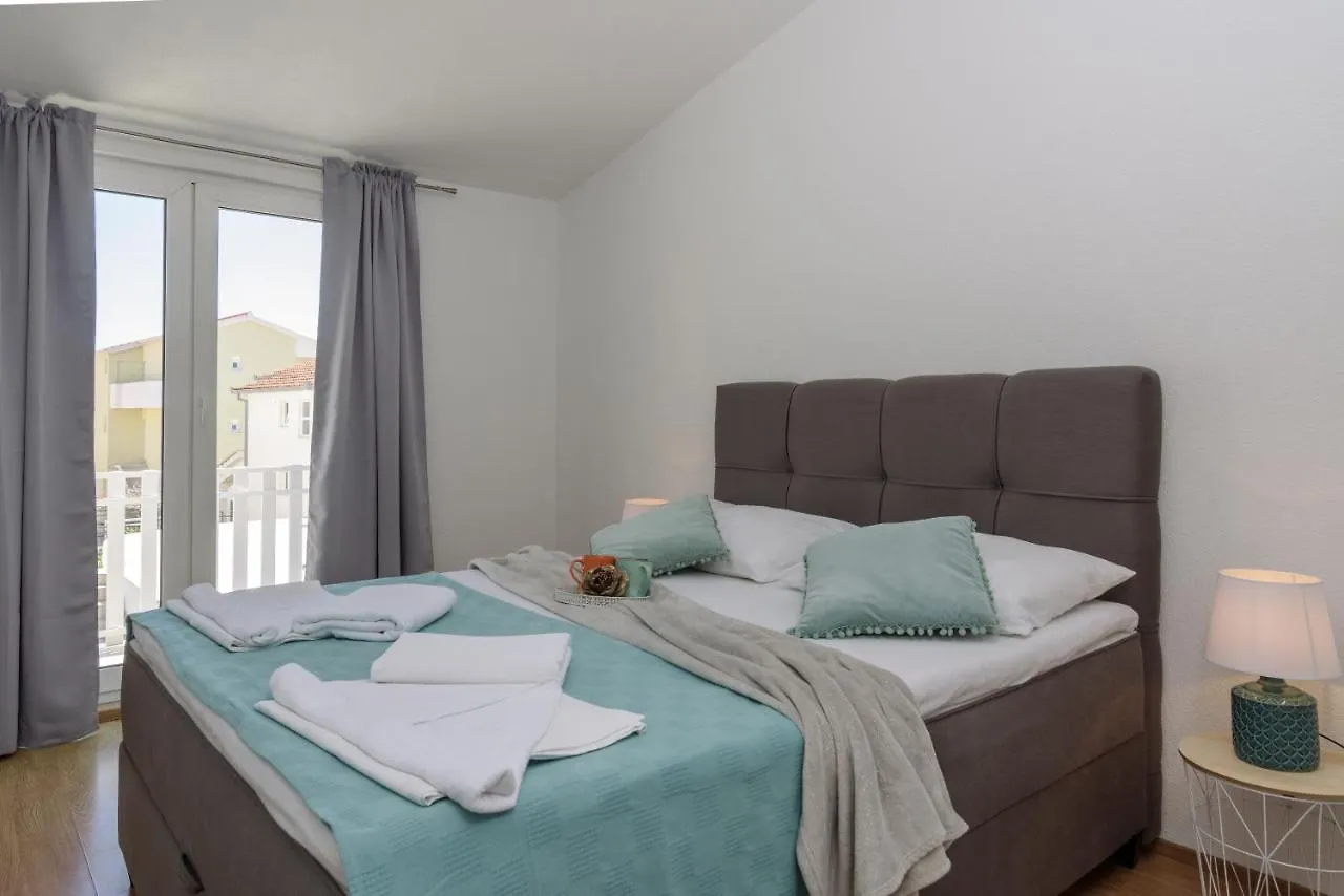 Apartments Villa Sanda - With Pool 特罗吉尔 0*,  克罗地亚