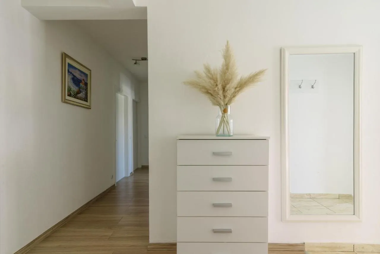 Apartments Villa Sanda - With Pool 特罗吉尔