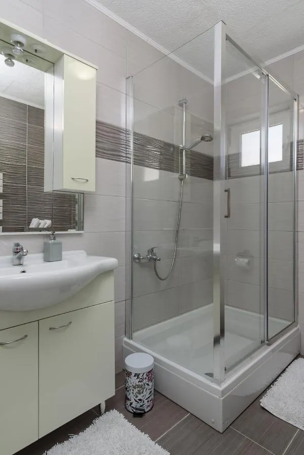 Apartments Villa Sanda - With Pool 特罗吉尔