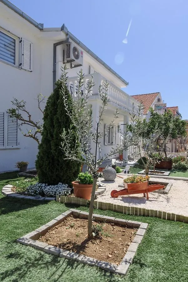 Apartments Villa Sanda - With Pool 特罗吉尔
