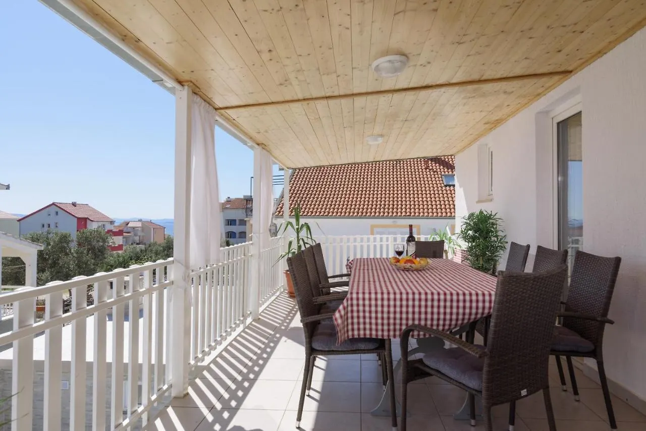 Apartments Villa Sanda - With Pool 特罗吉尔