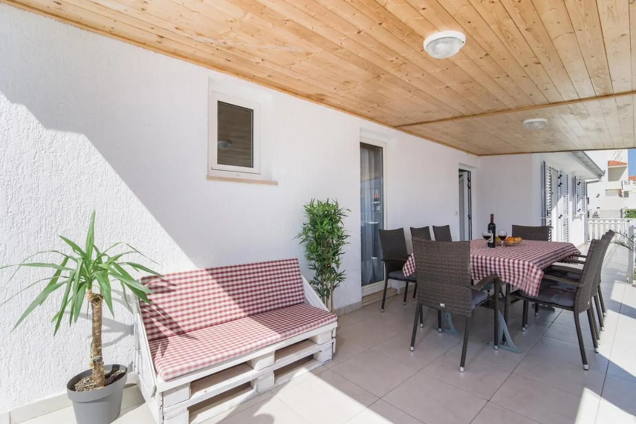 Apartments Villa Sanda - With Pool 特罗吉尔