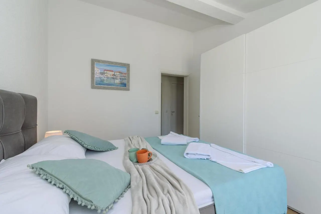 Apartments Villa Sanda - With Pool 特罗吉尔