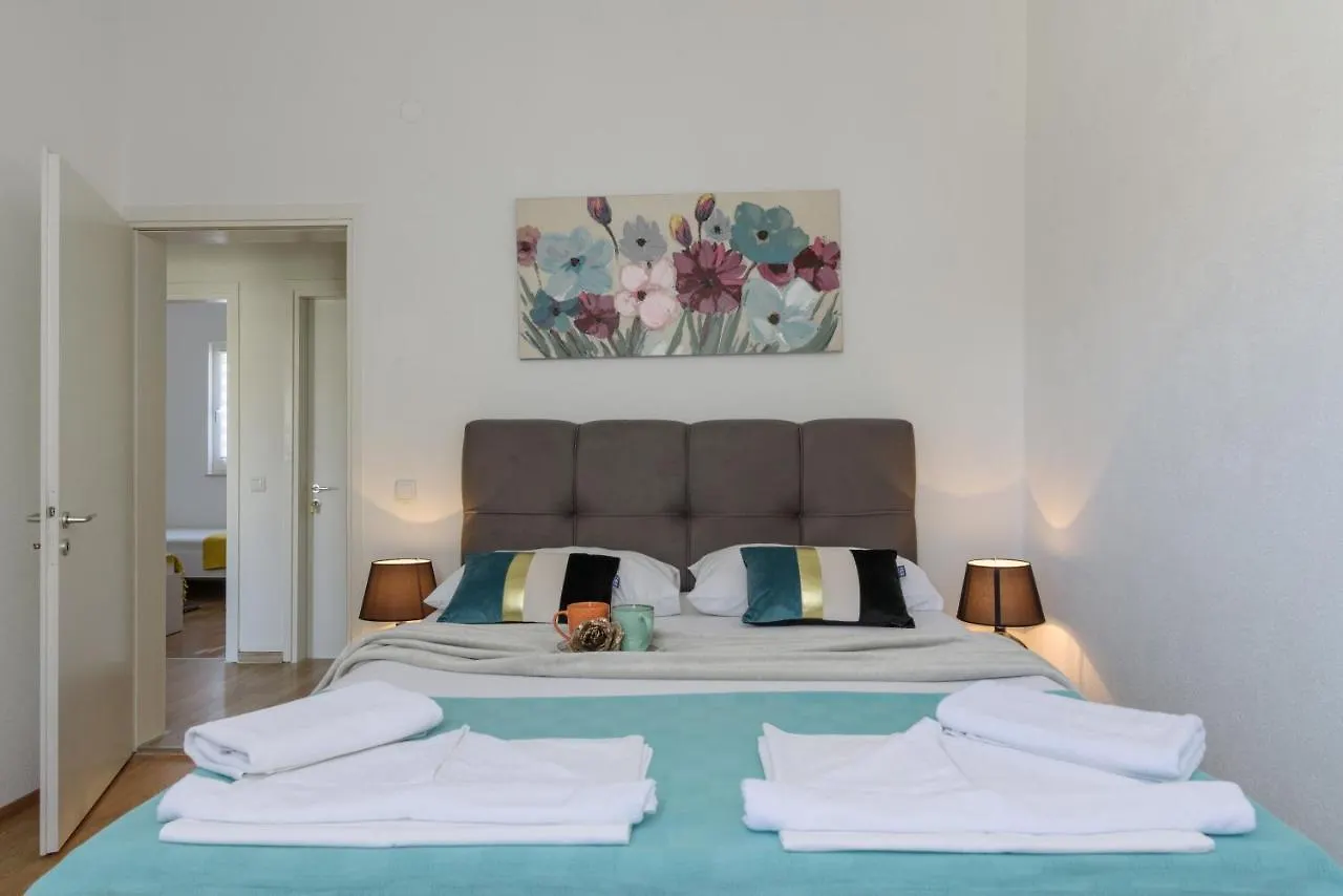Apartments Villa Sanda - With Pool 特罗吉尔