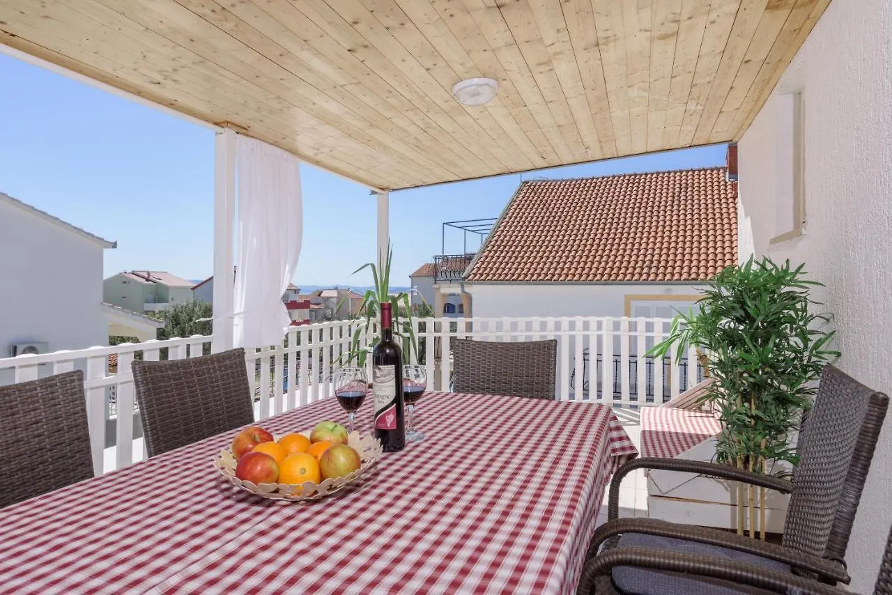Apartments Villa Sanda - With Pool 特罗吉尔