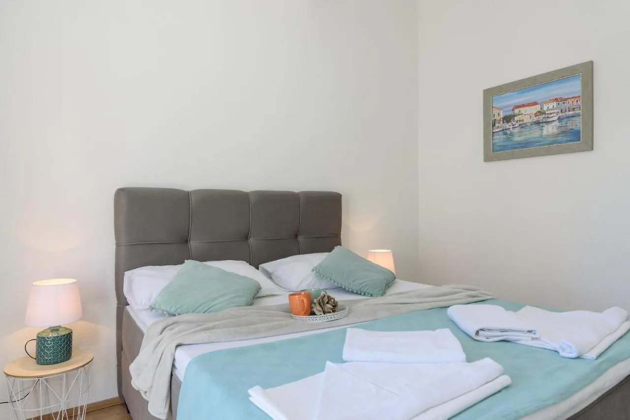 Apartments Villa Sanda - With Pool 特罗吉尔 0*,  克罗地亚