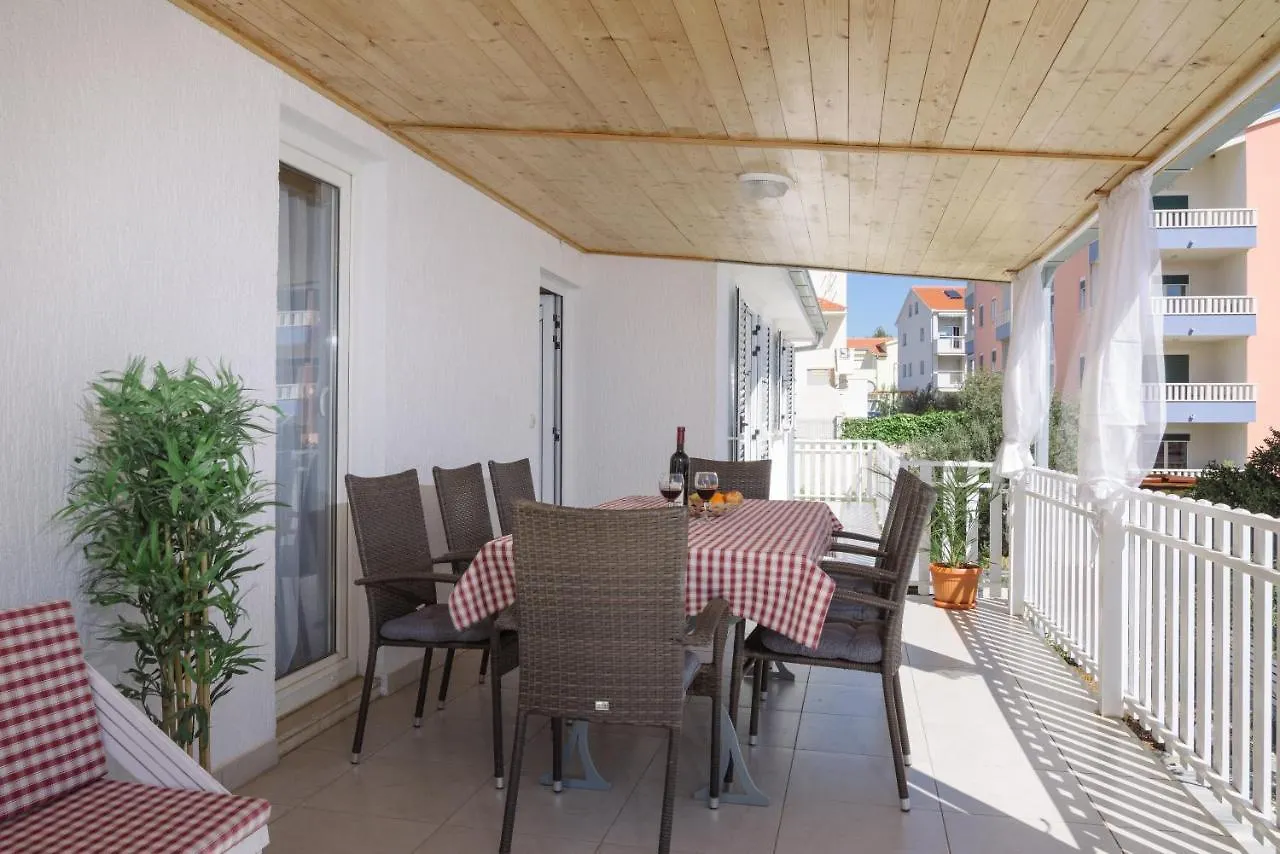 Apartments Villa Sanda - With Pool 特罗吉尔