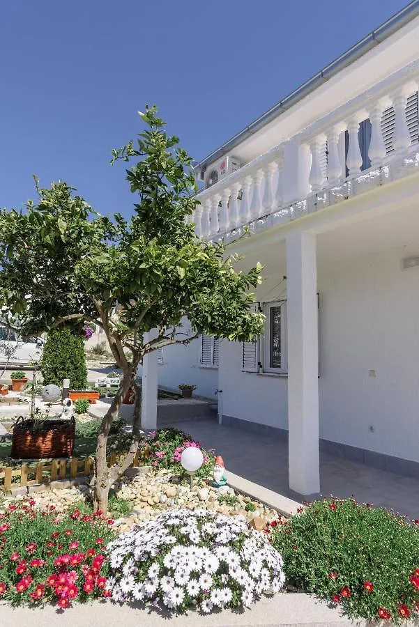 Apartments Villa Sanda - With Pool 特罗吉尔
