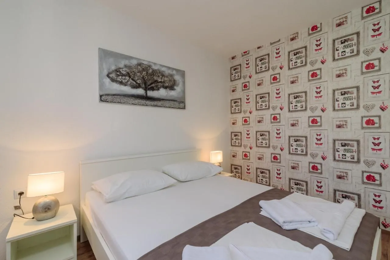 Apartments Villa Sanda - With Pool 特罗吉尔 克罗地亚