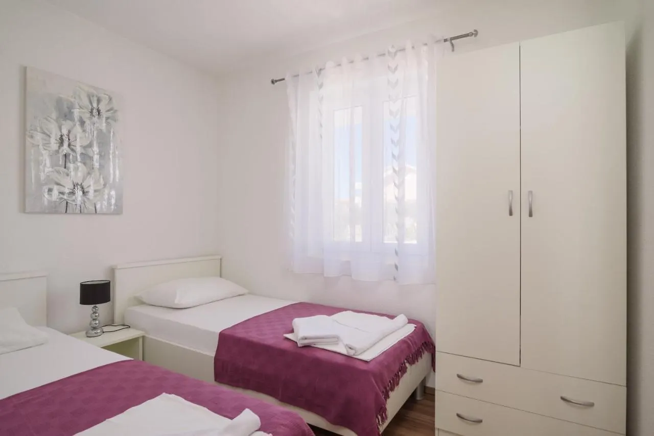 Apartments Villa Sanda - With Pool 特罗吉尔