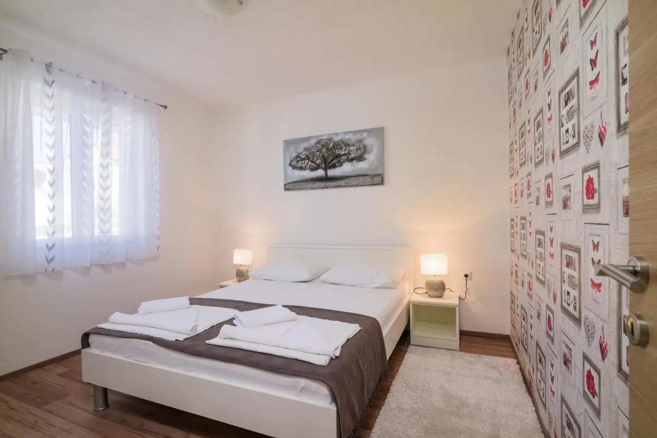 Apartments Villa Sanda - With Pool 特罗吉尔 克罗地亚