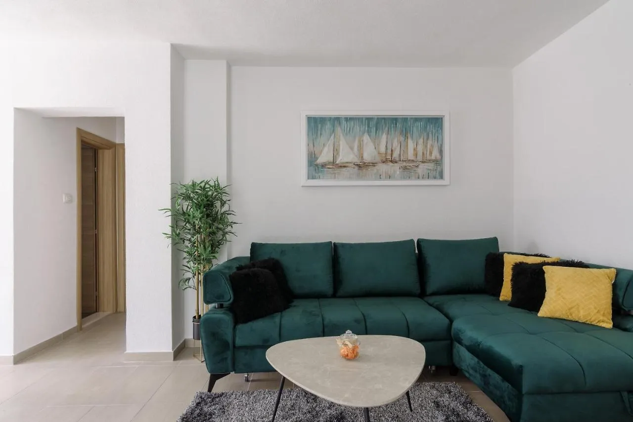 Apartments Villa Sanda - With Pool 特罗吉尔 0*,  克罗地亚