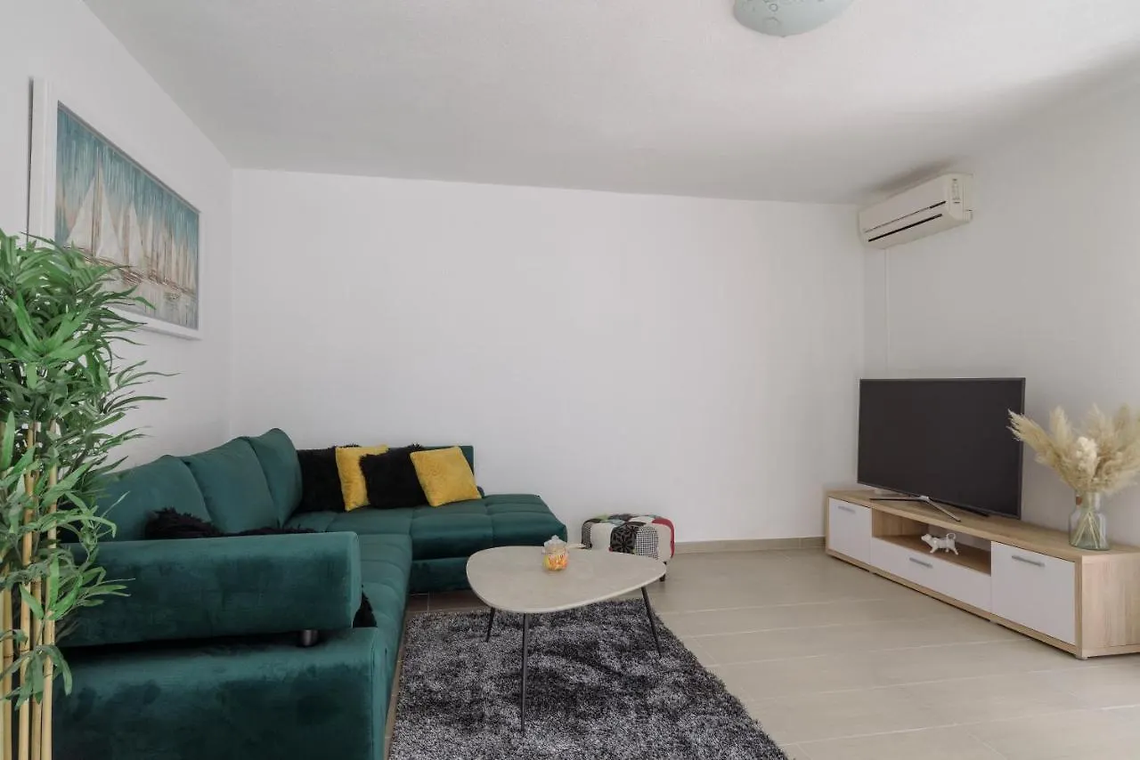 Apartments Villa Sanda - With Pool 特罗吉尔 0*,  克罗地亚