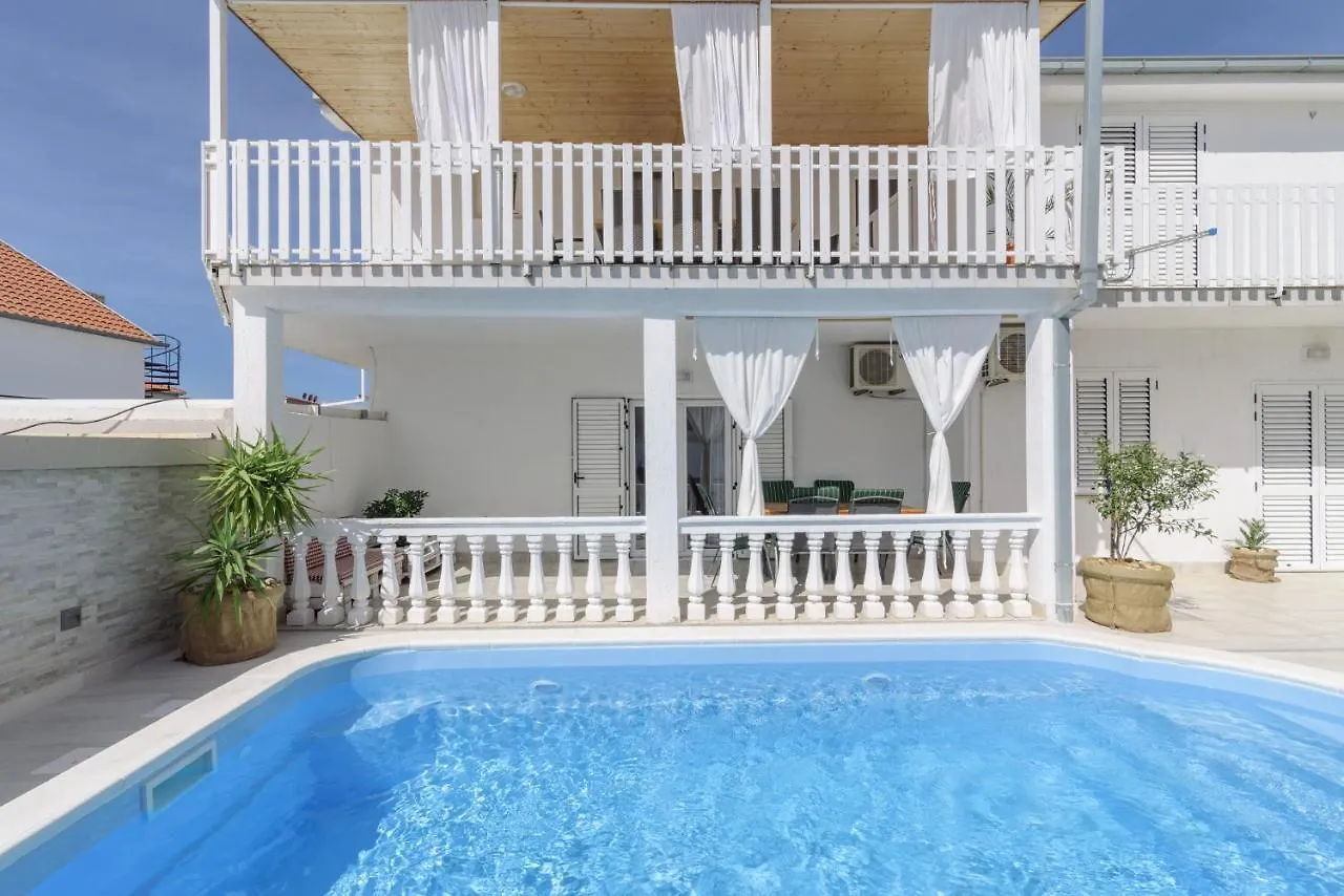 Apartments Villa Sanda - With Pool 特罗吉尔 0*,  克罗地亚