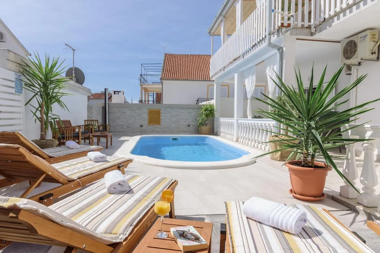 Apartments Villa Sanda - With Pool 特罗吉尔