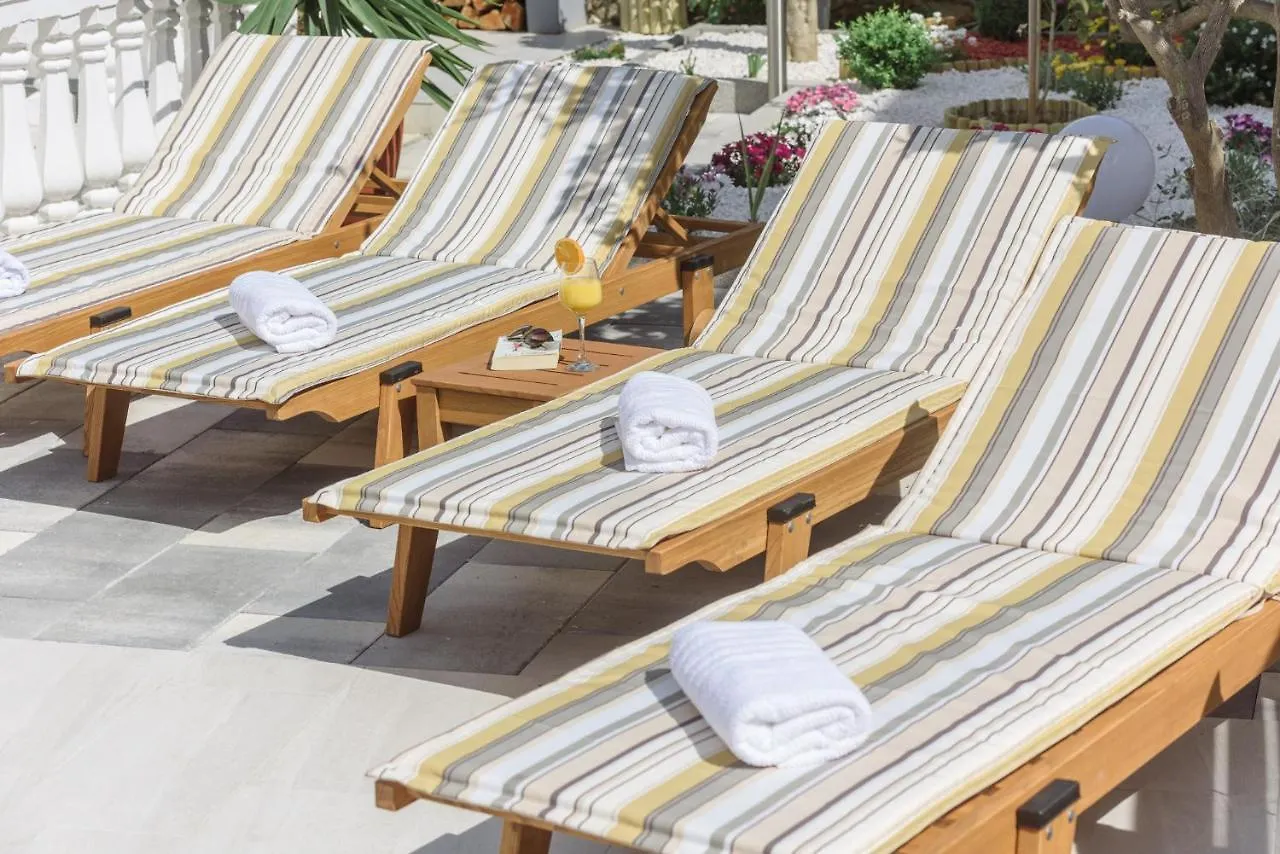 Apartments Villa Sanda - With Pool 特罗吉尔