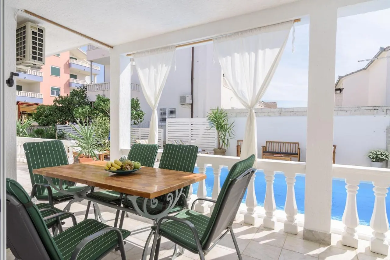 Apartments Villa Sanda - With Pool 特罗吉尔