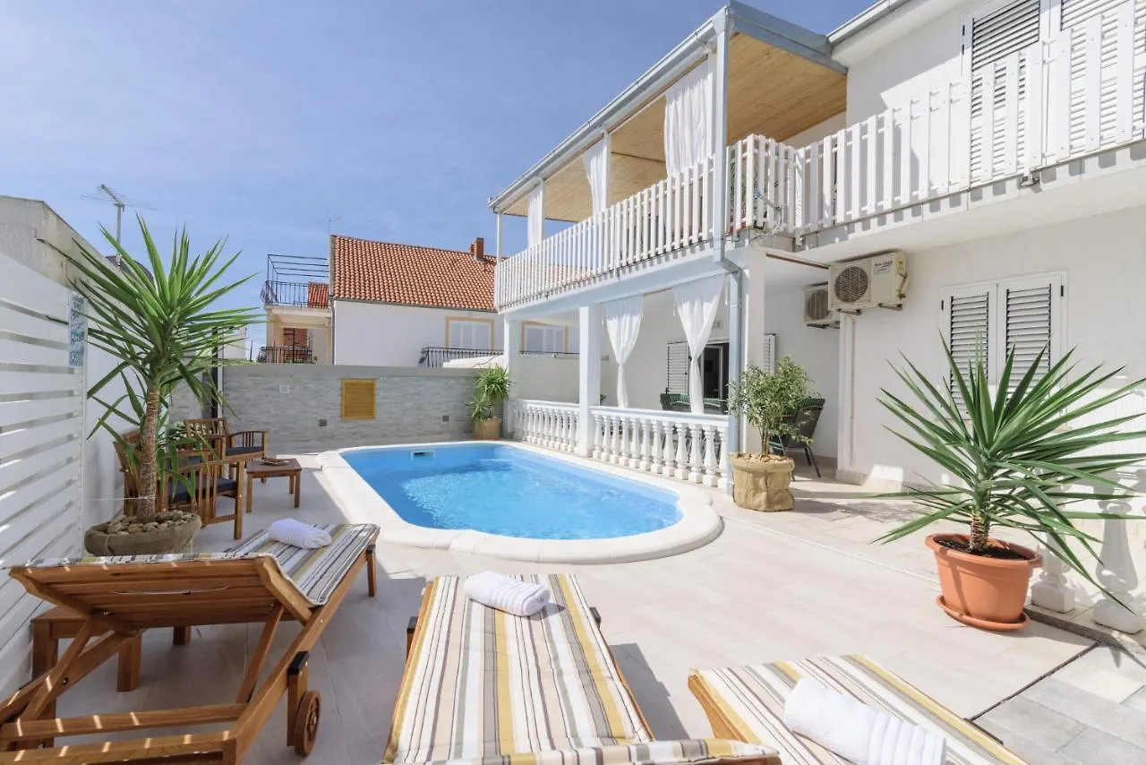 Apartments Villa Sanda - With Pool 特罗吉尔 克罗地亚