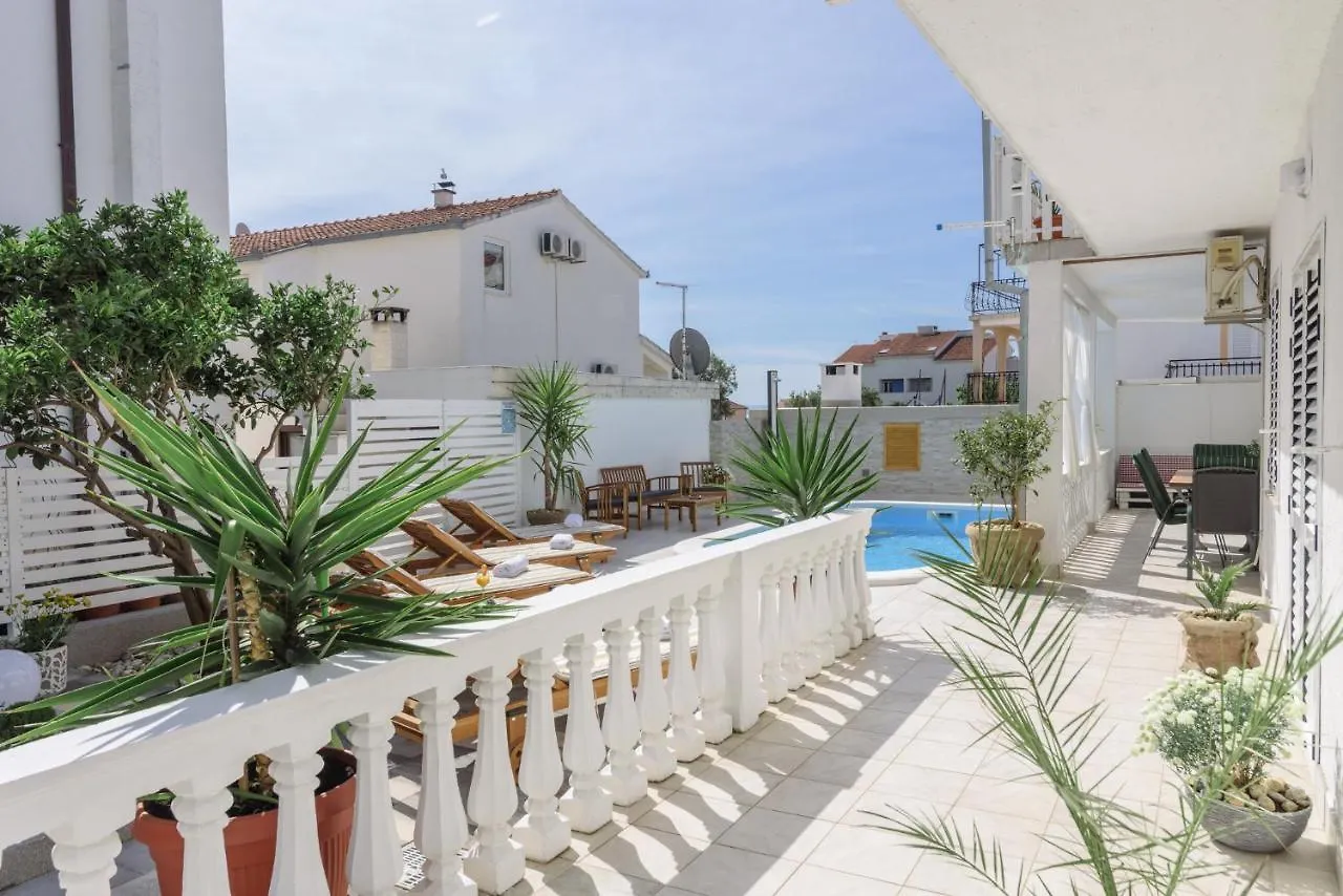 Apartments Villa Sanda - With Pool 特罗吉尔 0*,
