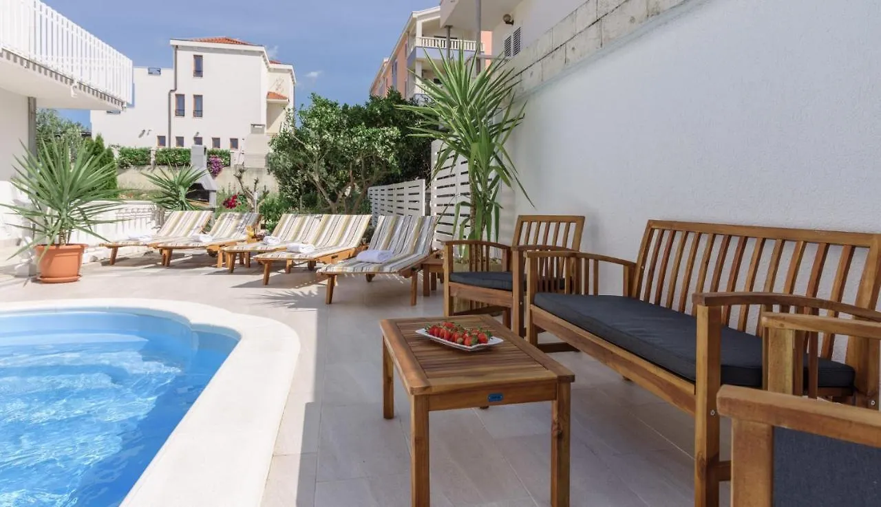 Apartments Villa Sanda - With Pool 特罗吉尔