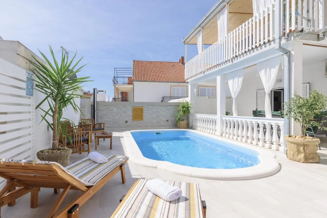 Apartments Villa Sanda - With Pool 特罗吉尔