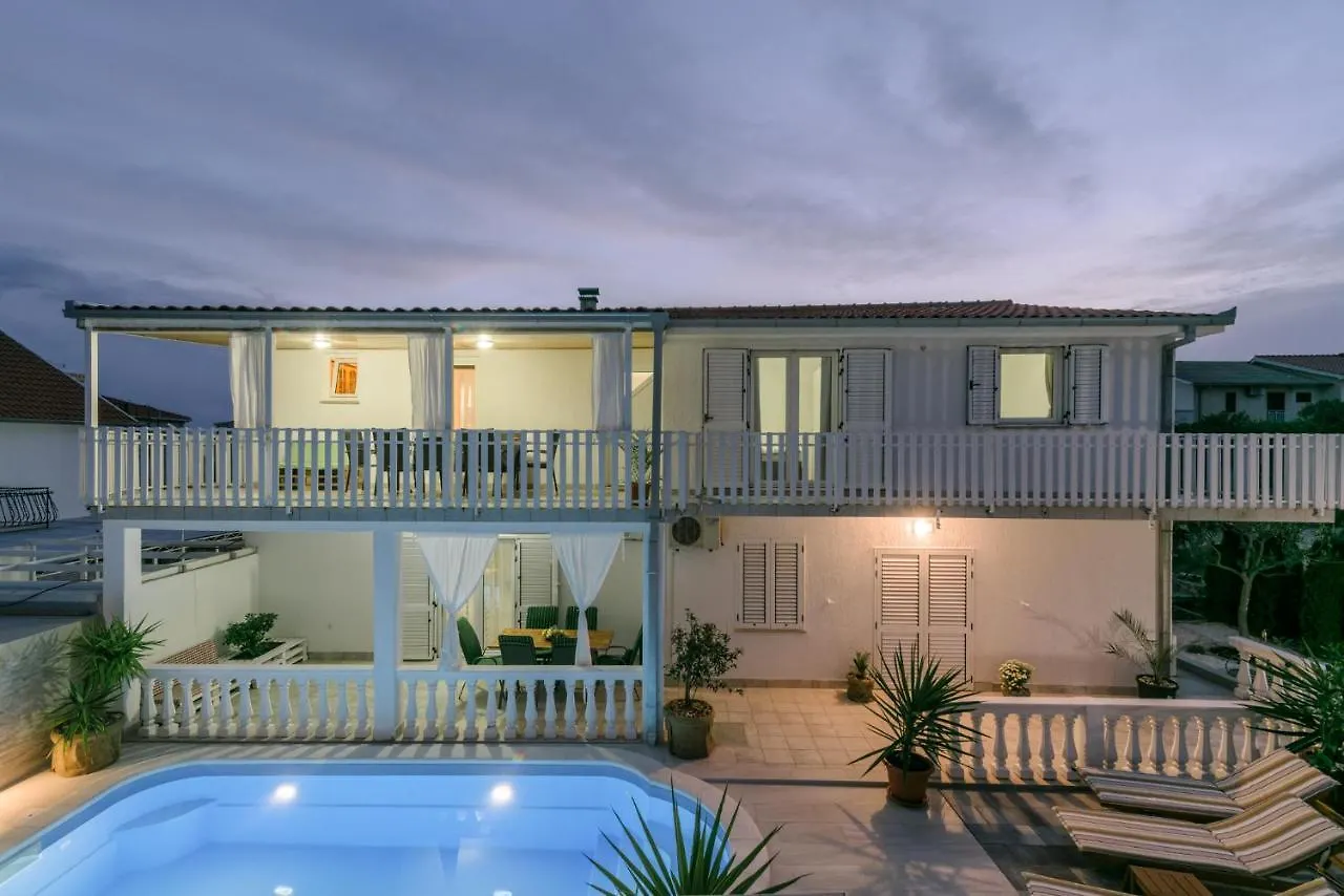 Apartments Villa Sanda - With Pool 特罗吉尔