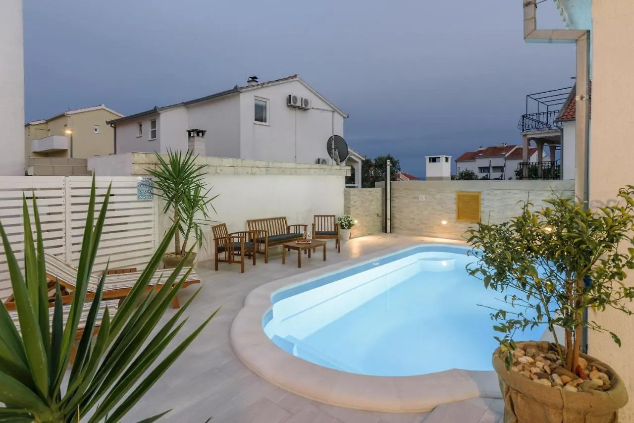 Apartments Villa Sanda - With Pool 特罗吉尔
