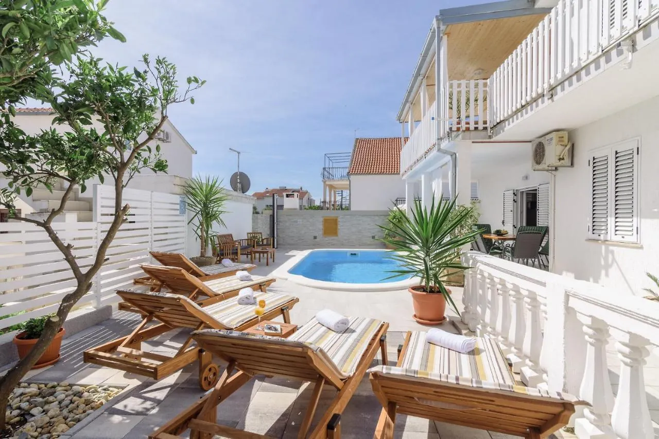 Apartments Villa Sanda - With Pool联系方式