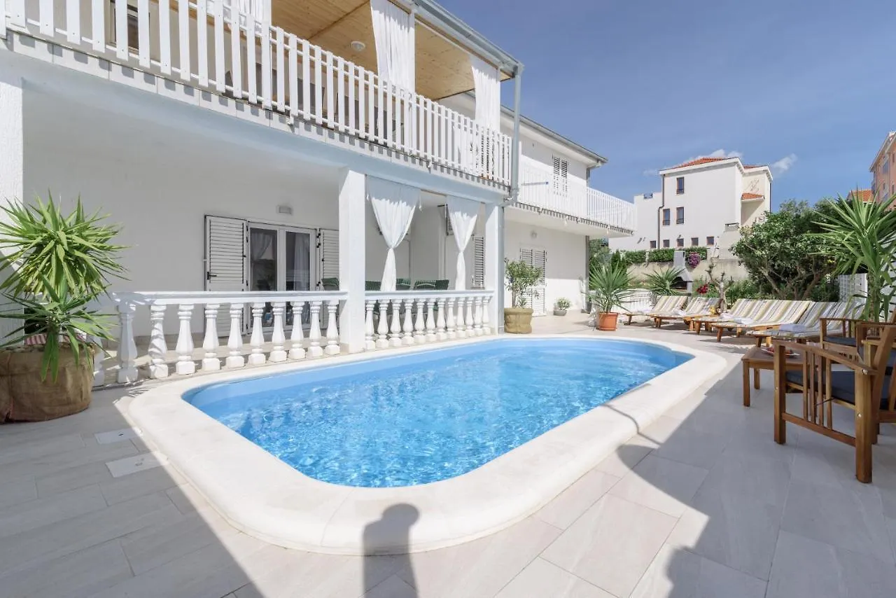 Apartments Villa Sanda - With Pool 特罗吉尔